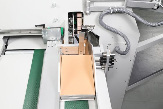 Máquina de embalaje de papel trasero